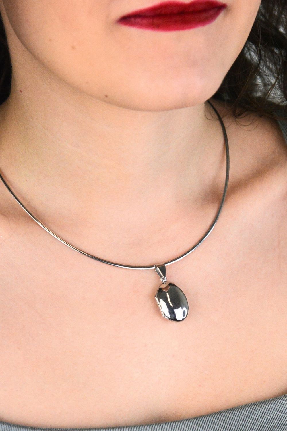 Zawieszka srebrna próby 925 w kształcie owalu, otwierana. Model W 2268R, długość z oczkiem 3,4 cm, szerokość 1,7 cm, waga 4,30 g. Elegancka i praktyczna zawieszka na łańcuszek1.jpg